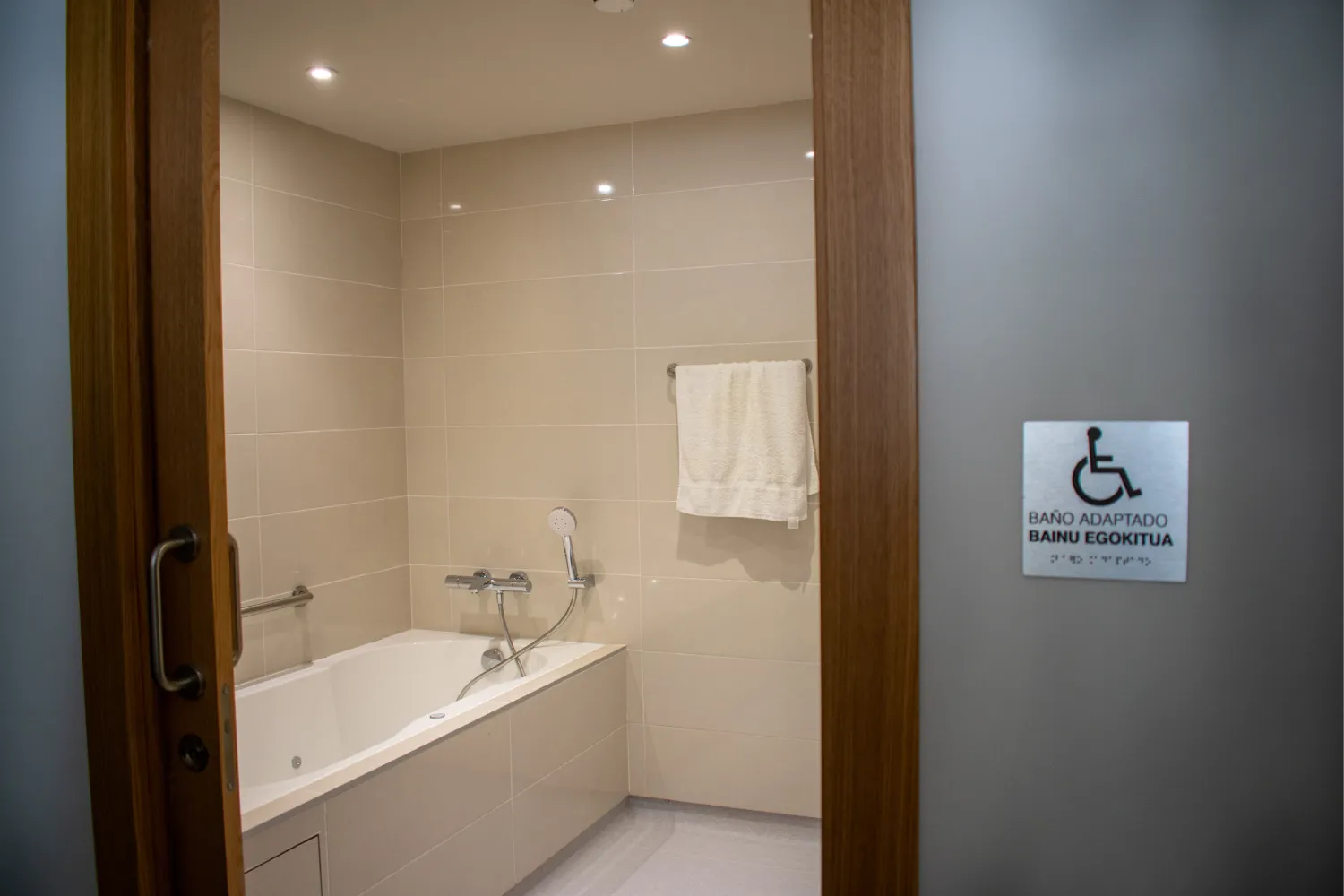 Baños adaptados - Instalaciones Residencia Tagore en Vitoria-Gasteiz